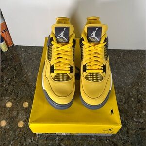 Air Jordan 4 Retro Lightning Size 10.5 DS Brand New Authentic CT8527-700